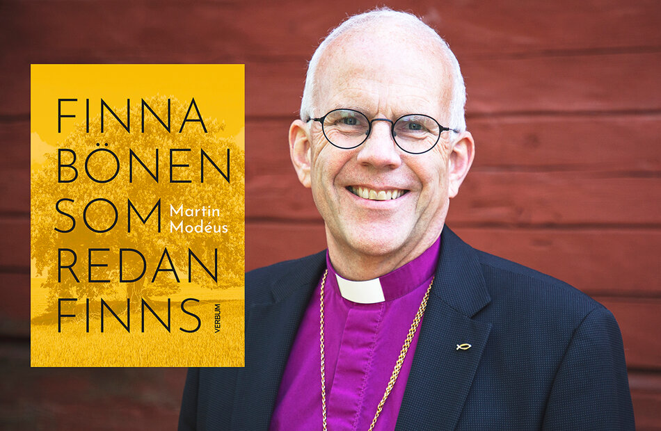 En vithårig man med glasögon och lila biskopsskjorta ler och omslaget av boken: Finna bönen som redan finns.