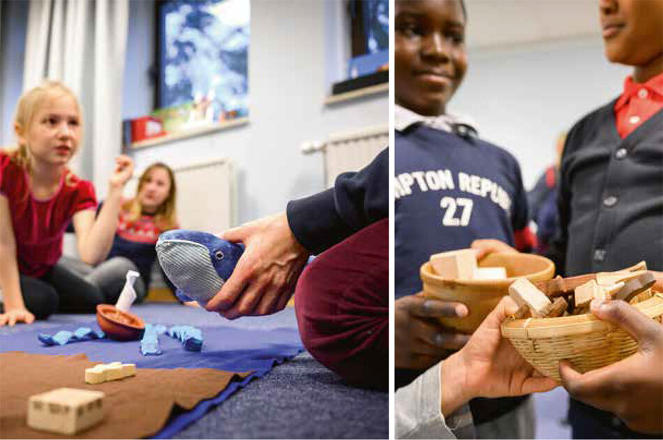 Barn som leker med klossar samt en pedagog som håller i ett val-gosedjur.