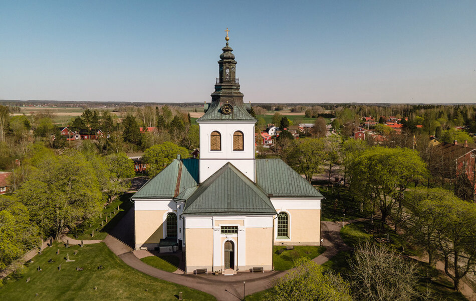 Drönarbild på kyrka samt de närliggande landskapet. | © Foto: Henrik Mill