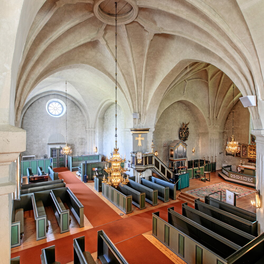 Bild tagen ovanifrån visar insidan av kyrkan samt de kupoler i sten och bildar taket.