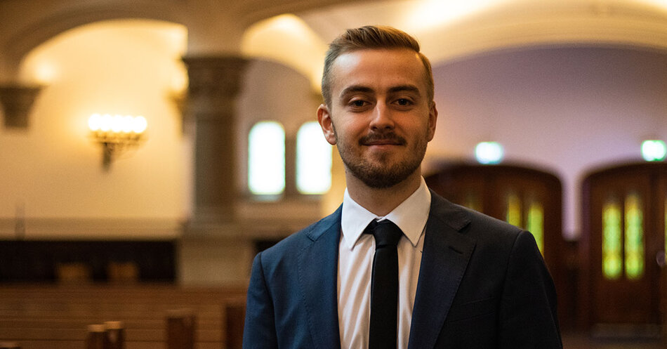 En ung prydlig man i en kyrka | © Foto: Ellen Hjerpe