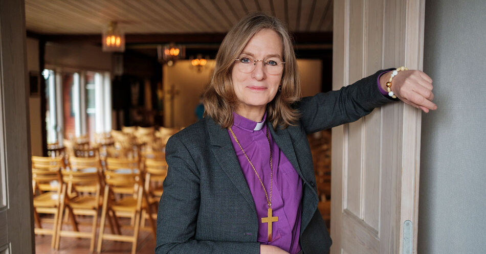 En kvinna med brunt hår, lila biskopskjorta och Frälsarkransen på handleden | © Foto: Marcus Gustafsson
