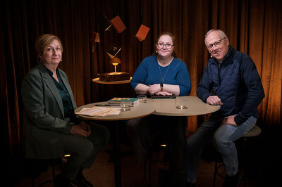 Tre personer i en inspelningsstudio med mysig miljö | © Foto: Mikael M Johansson