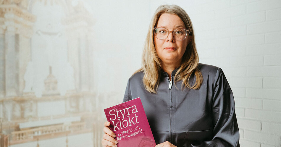 En kvinna som håller upp en bok | © Foto: Mikael M Johansson
