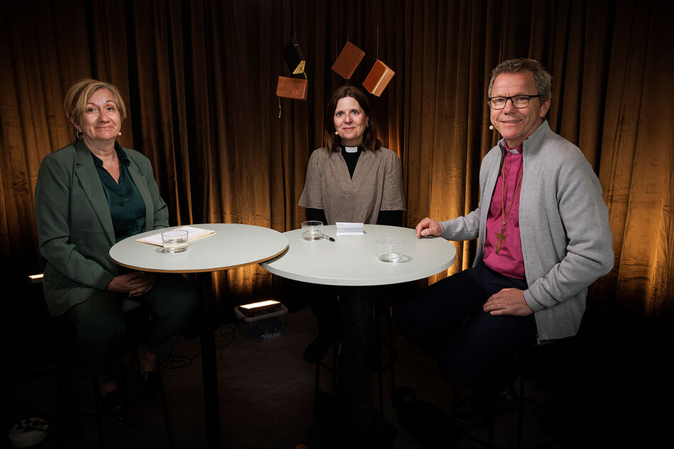 Tre personer i en studio med mysig inredning | © Foto: Mikael M Johansson