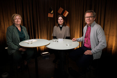Tre personer i en studio med mysig inredning | © Foto: Mikael M Johansson