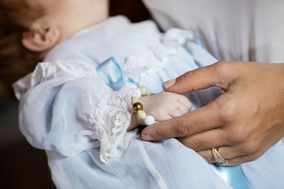 Frälsarkransen på ett dopbarn | © Foto: Marcus Gustafsson