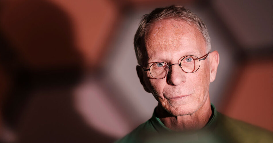 Närbild man i grön diakonskjorta med runda glasögon. | © Foto: Marcus Gustafsson