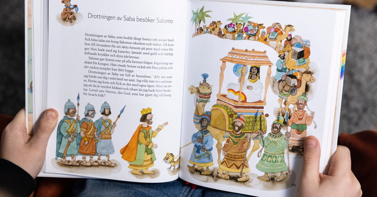 Barn läser ur barnens bibel, på uppslaget visas berättelsen om hur drottningen av Saba besöker Salomo