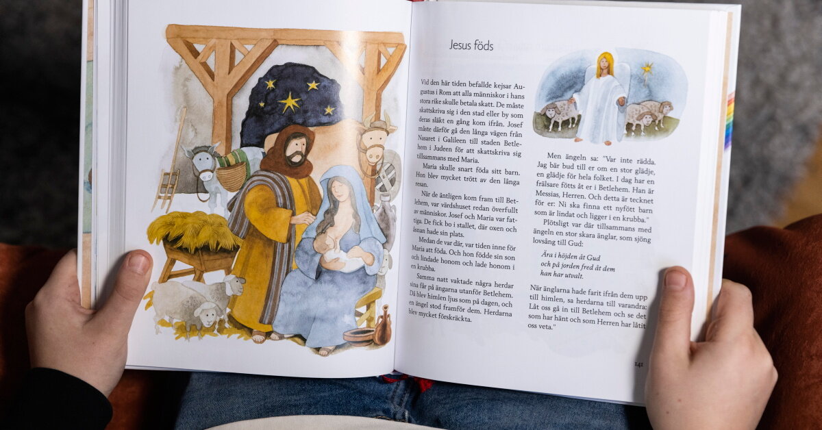 Barn läser ur barnens bibel, på uppslaget visas berättelsen om Jesus födelse