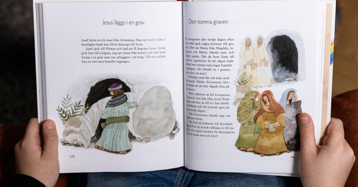 Barn läser ur barnens bibel, på uppslaget visas berättelsen om hur Jesus läggs i sin grav samt hur graven hittas tom.