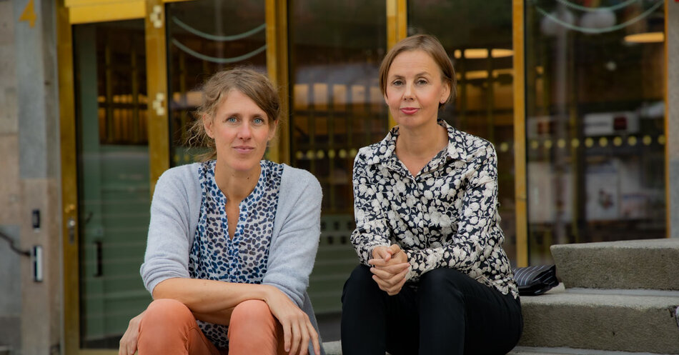 Sara Björk och Annika Heikkinen sitter på en trappa  | © Foto: Peter Karppinen / Medis 5