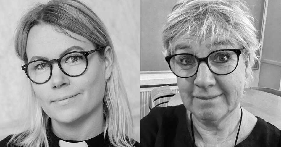Svartvitt foto på två blonda kvinnor med glasögon, Sandra Sigarnsdotter har prästkrage. | © Foto Sandra Signarsdotter: Mikael M Johansson, foto Lotta Geisler: Lotta Geisler
