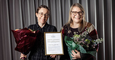 Två glada kvinnor med blommor och diplom. | © Foto: Mikael M Johansson