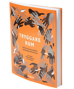 Boken tryggare rum ställd på högkant mot en vit bakgrund.