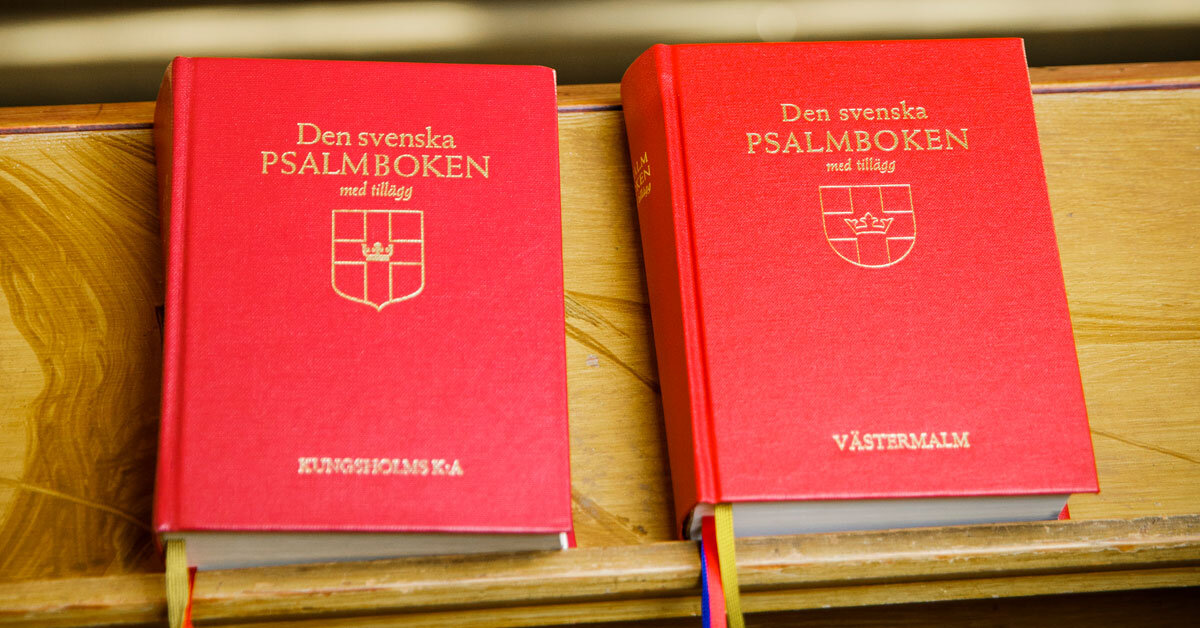 Två psalmböcker med namntryck står bredvid varandra i en kyrkbänk. | © Foto: Mikael M Johansson