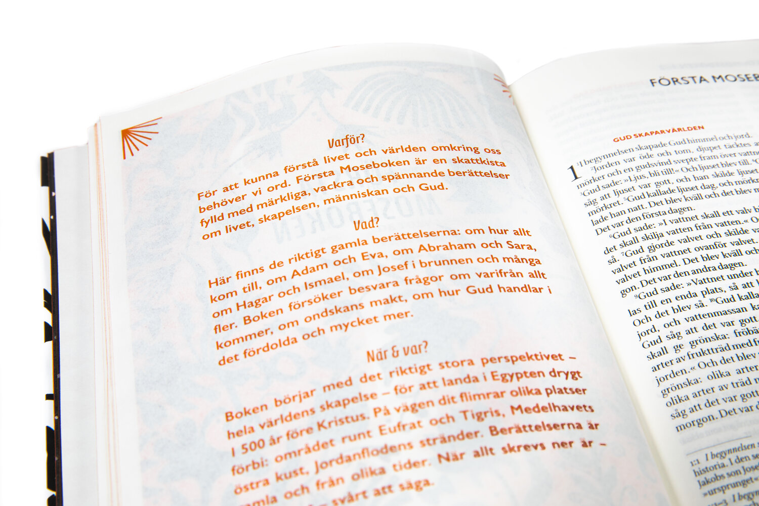 Bibel med närbild på sida som ger information till vad första första mosebok är och innehåller.