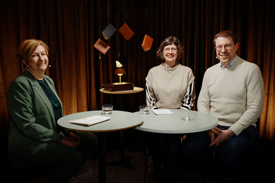 Tre personer i en mysig inspelningsstudio | © Foto: Mikael M Johansson