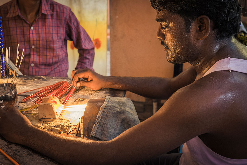 Frälsarkrans pärlor som tillverkas i Indien av en man i linne. | © Photo: Johannes Frandsen