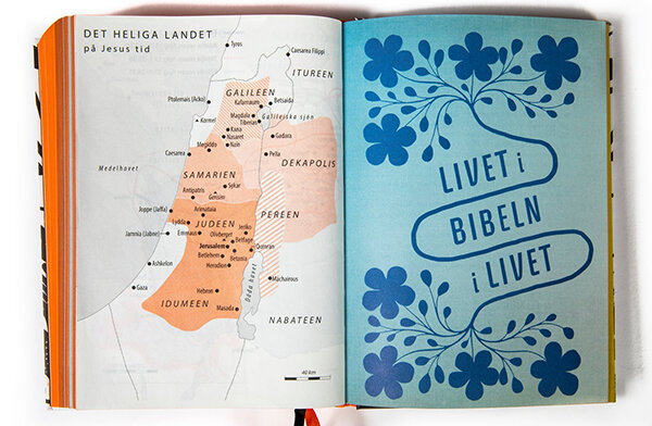 Konfirmandbibel öppen med ett uppslag som visar en karta av det heliga landet under Jesus tid samt texten Livet i Bibeln i Livet.