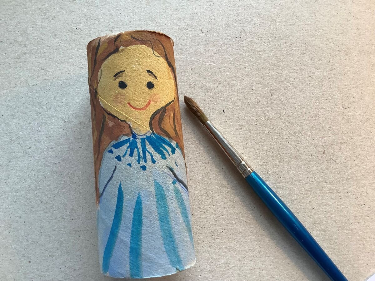 En ängel målad på en toa-pappersrulle i kartong.