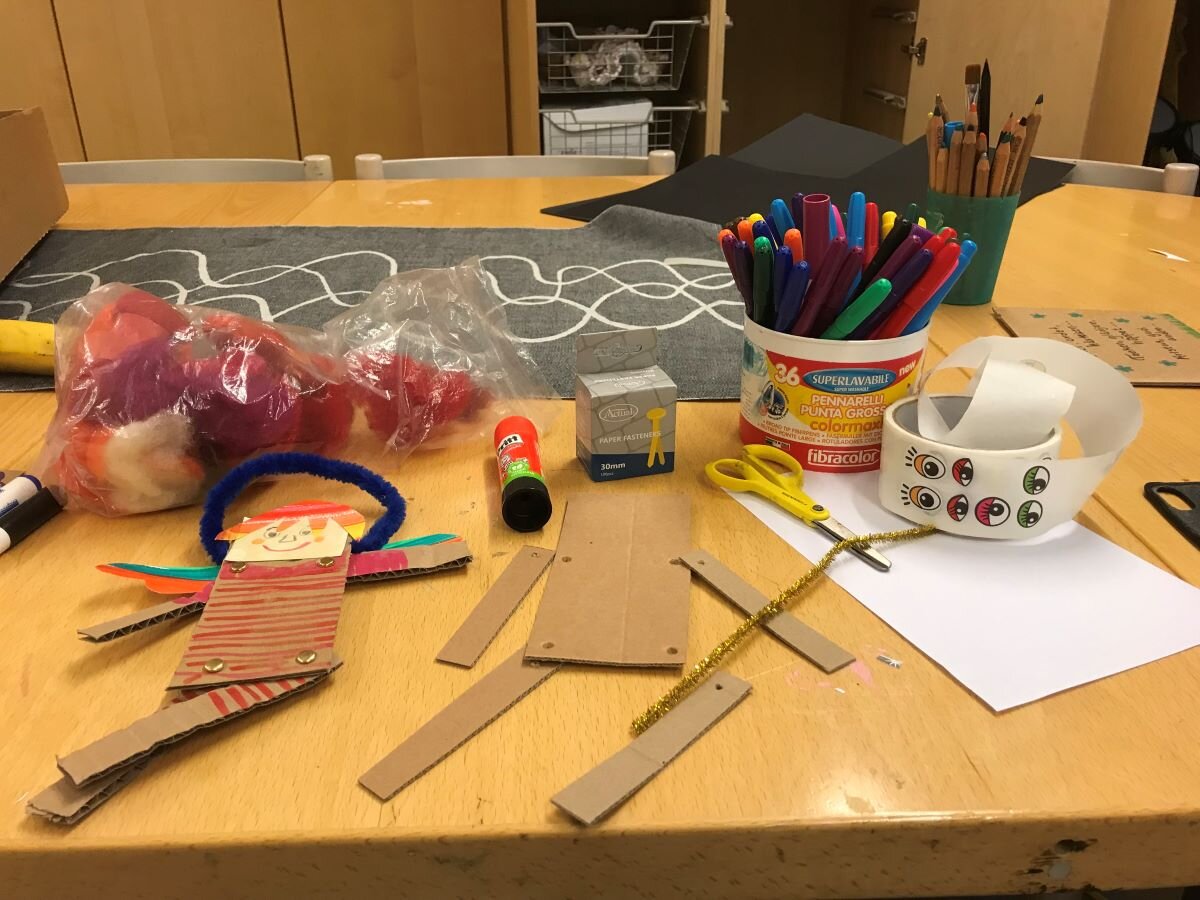 Material som krävs för att pyssla en ängel av kartong med rörliga ben och armar.