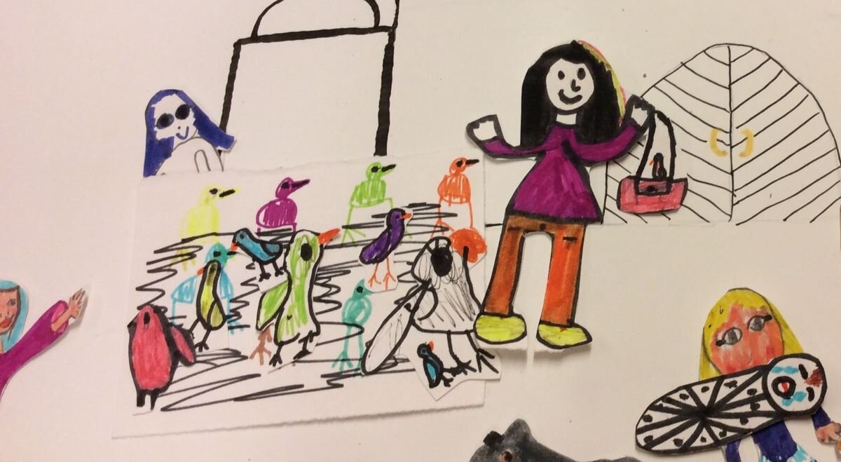 Urklippta figurer av kvinna som håller i ett spädbarn ridandes på en åsna med en kvinna som matar en stor grupp fåglar bredvid.