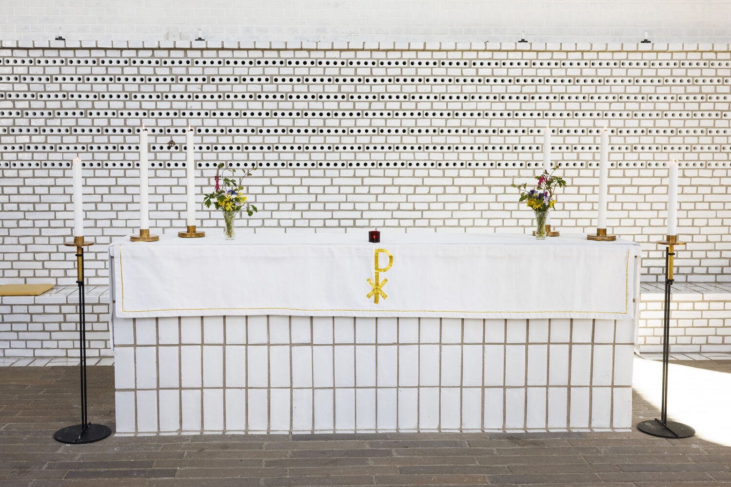 Blomster på ett altare i en kyrkobyggnad. | © Foto: Mikael M Johansson