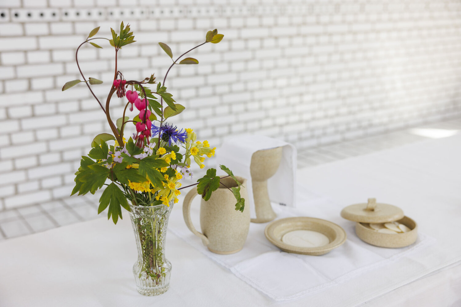 Blomster på ett altare i en kyrkobyggnad. | © Foto: Mikael M Johansson