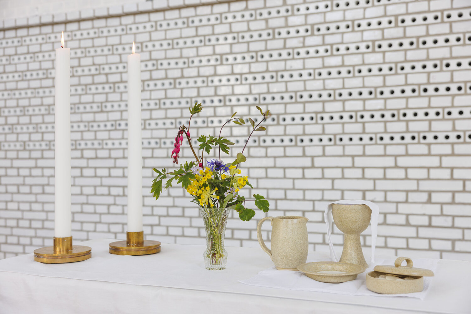 Blomster på ett altare i en kyrkobyggnad. | © Foto: Mikael M Johansson