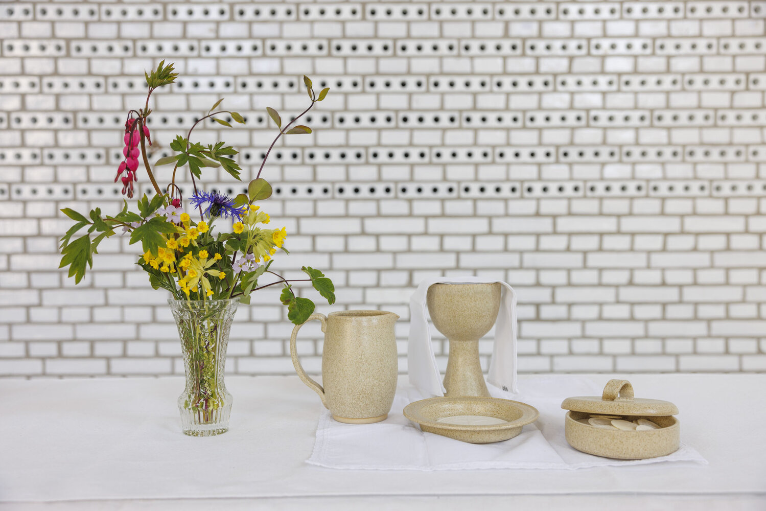 Blomster på ett altare i en kyrkobyggnad. | © Foto: Mikael M Johansson