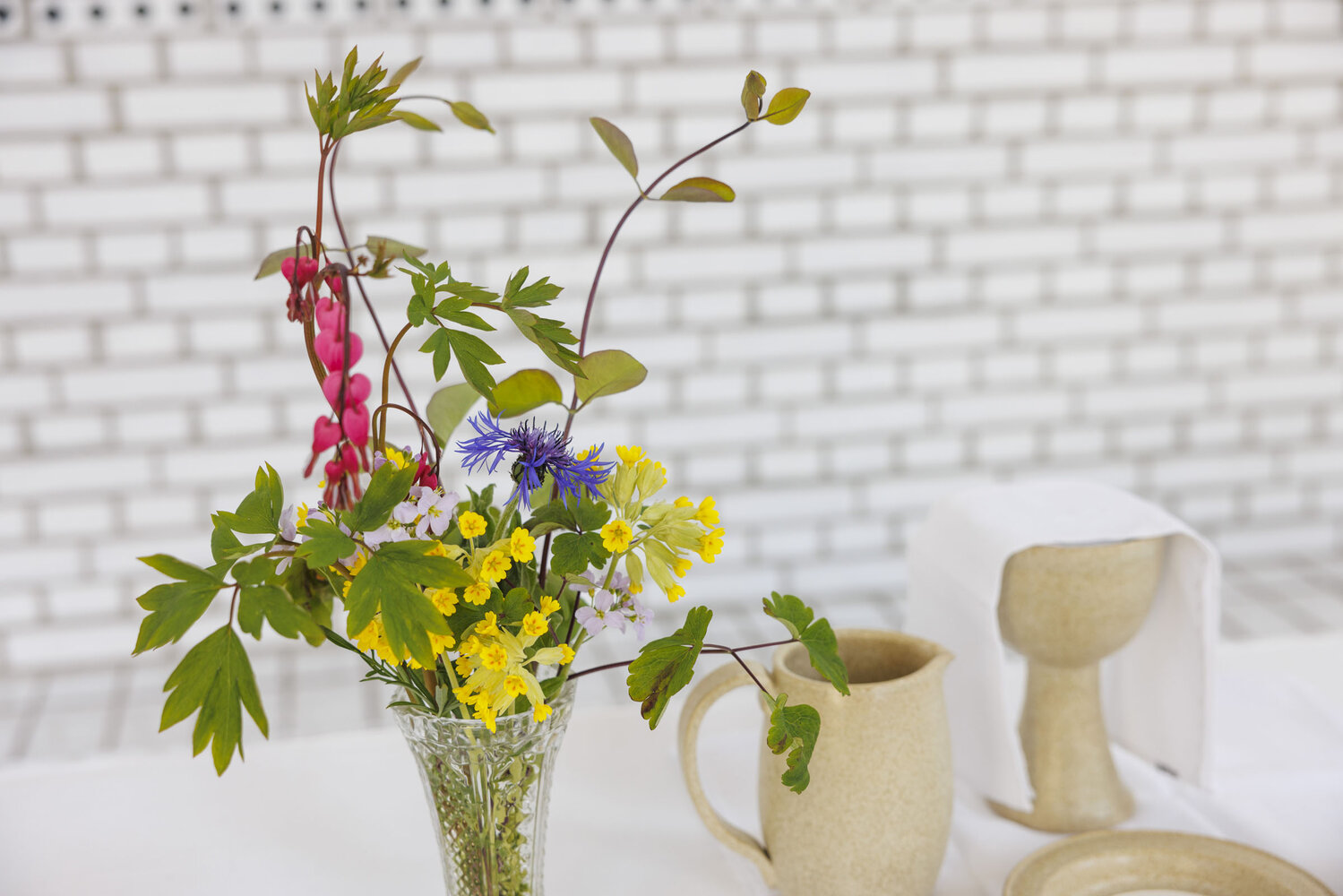 Blomster på ett altare i en kyrkobyggnad. | © Foto: Mikael M Johansson