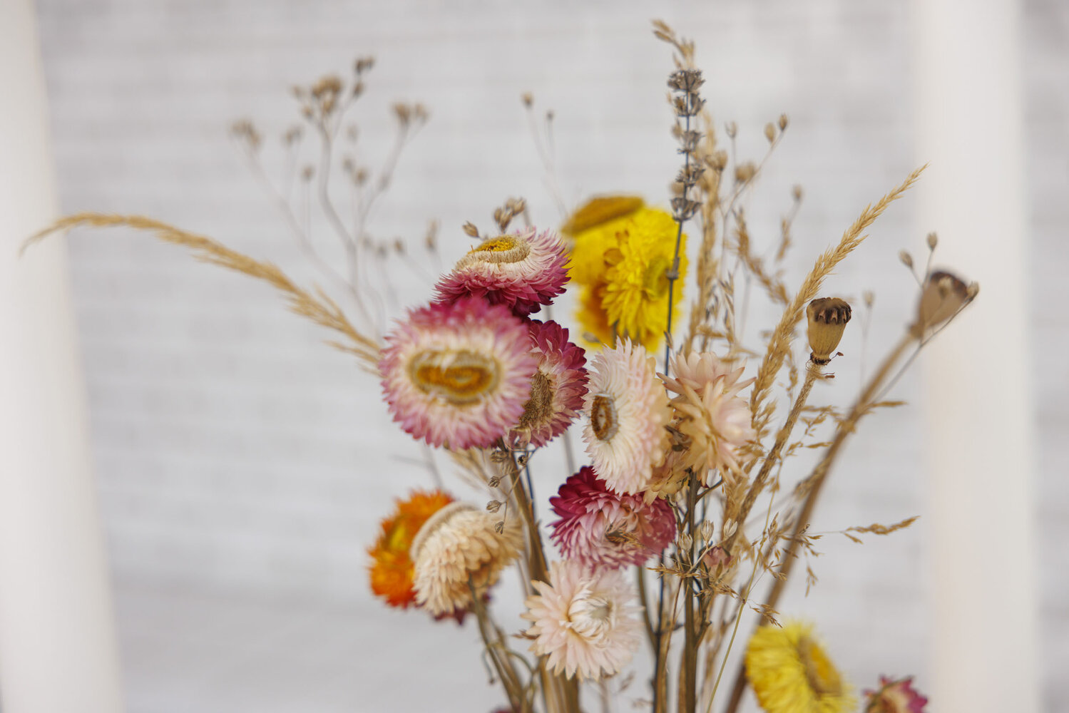 Blomster på ett altare i en kyrkobyggnad. | © Foto: Mikael M Johansson