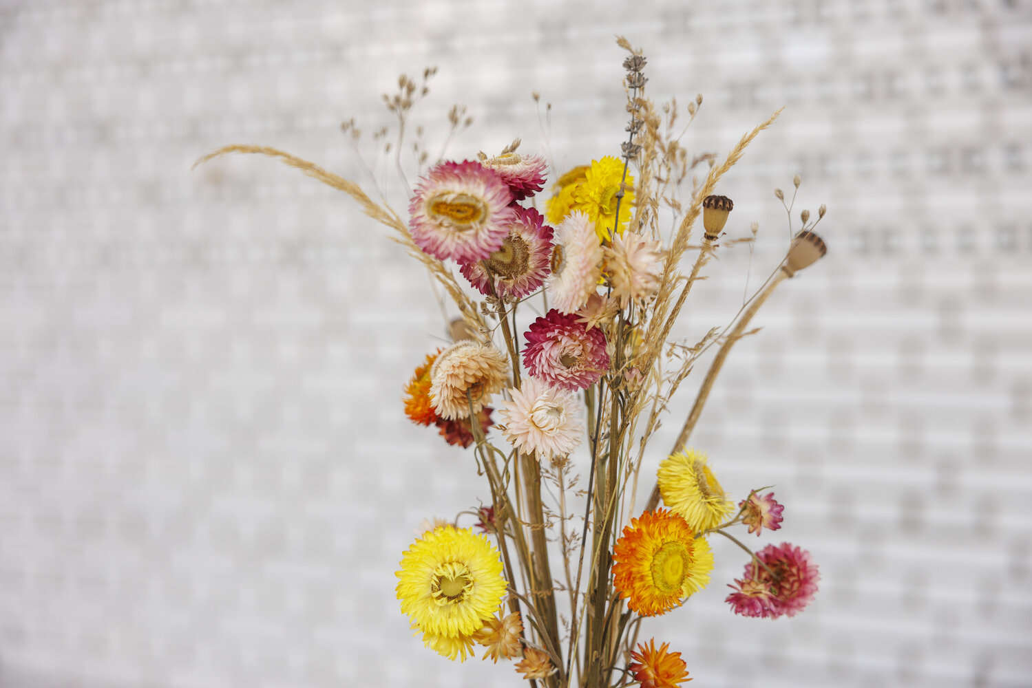 Blomster på ett altare i en kyrkobyggnad. | © Foto: Mikael M Johansson