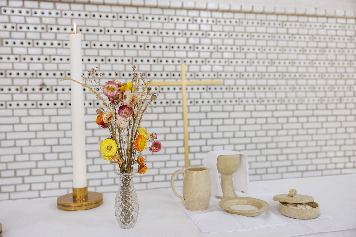 Blomster på ett altare i en kyrkobyggnad. | © Foto: Mikael M Johansson