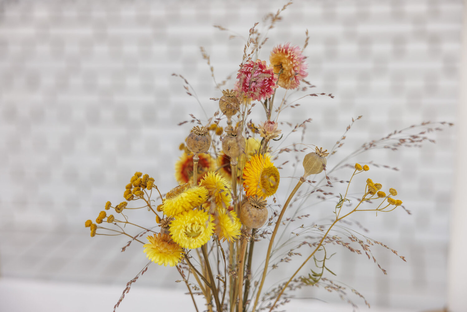 Blomster på ett altare i en kyrkobyggnad. | © Foto: Mikael M Johansson