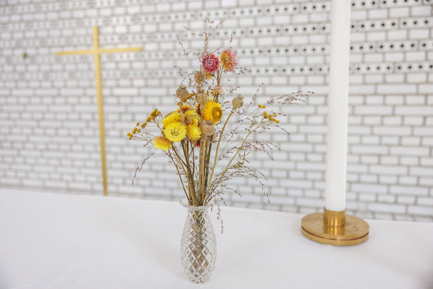 Blomster på ett altare i en kyrkobyggnad. | © Foto: Mikael M Johansson