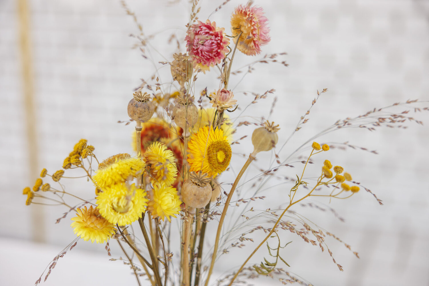 Blomster på ett altare i en kyrkobyggnad. | © Foto: Mikael M Johansson