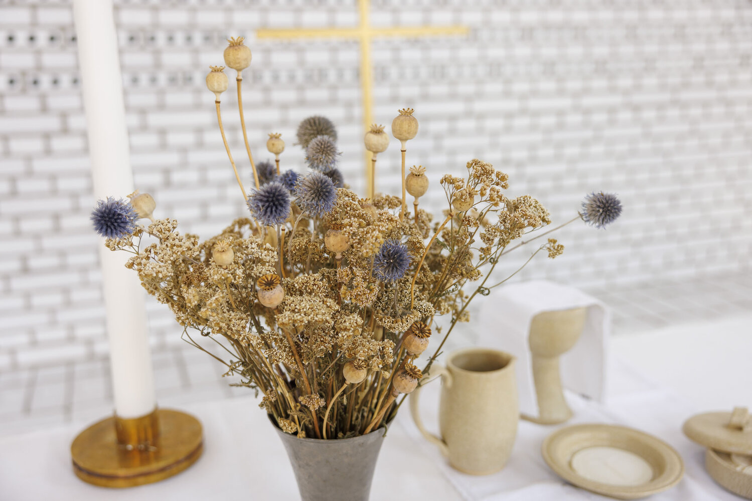 Blomster på ett altare i en kyrkobyggnad. | © Foto: Mikael M Johansson