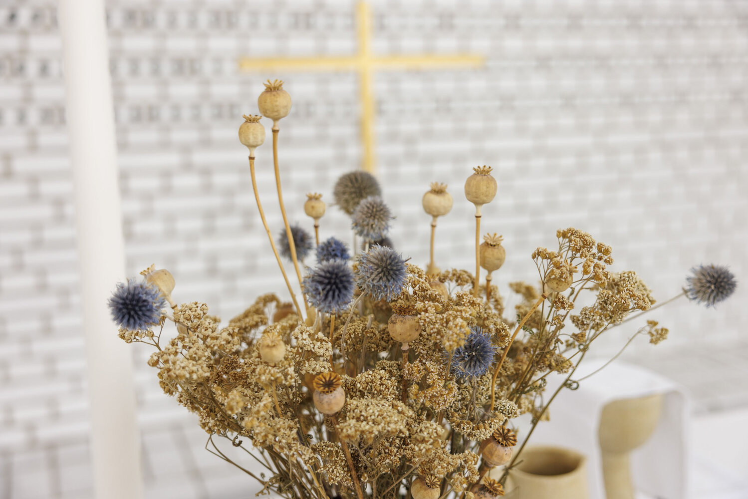 Blomster på ett altare i en kyrkobyggnad. | © Foto: Mikael M Johansson