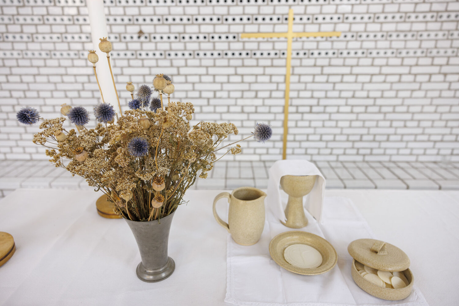 Blomster på ett altare i en kyrkobyggnad. | © Foto: Mikael M Johansson
