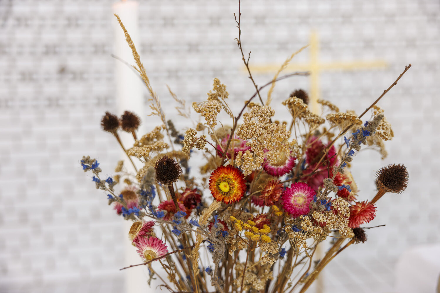 Blomster på ett altare i en kyrkobyggnad. | © Foto: Mikael M Johansson