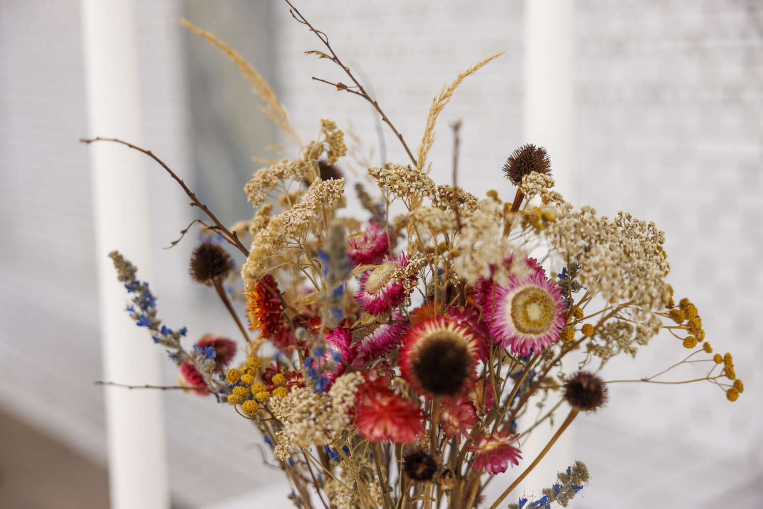 Blomster på ett altare i en kyrkobyggnad. | © Foto: Mikael M Johansson
