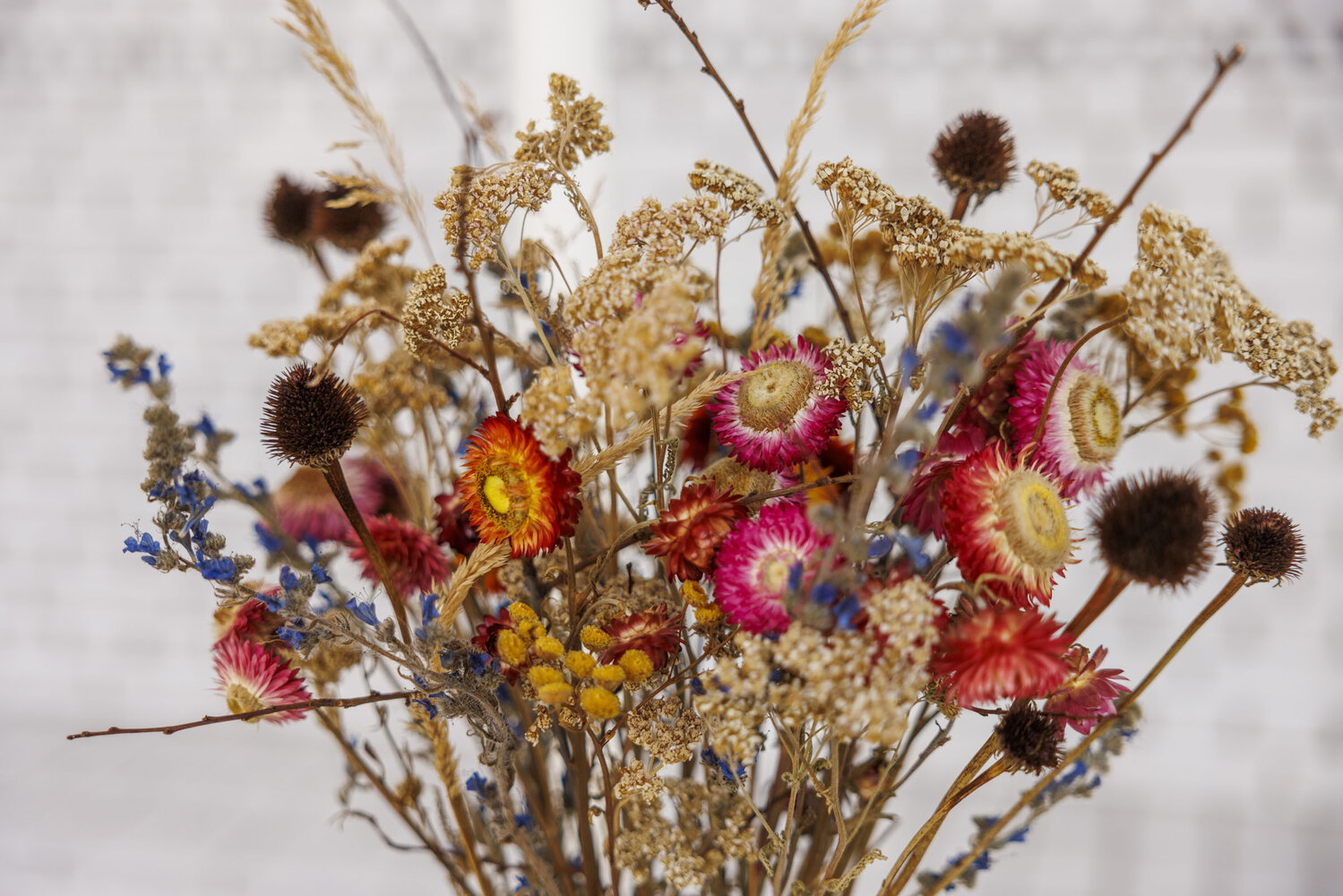 Blomster på ett altare i en kyrkobyggnad. | © Foto: Mikael M Johansson