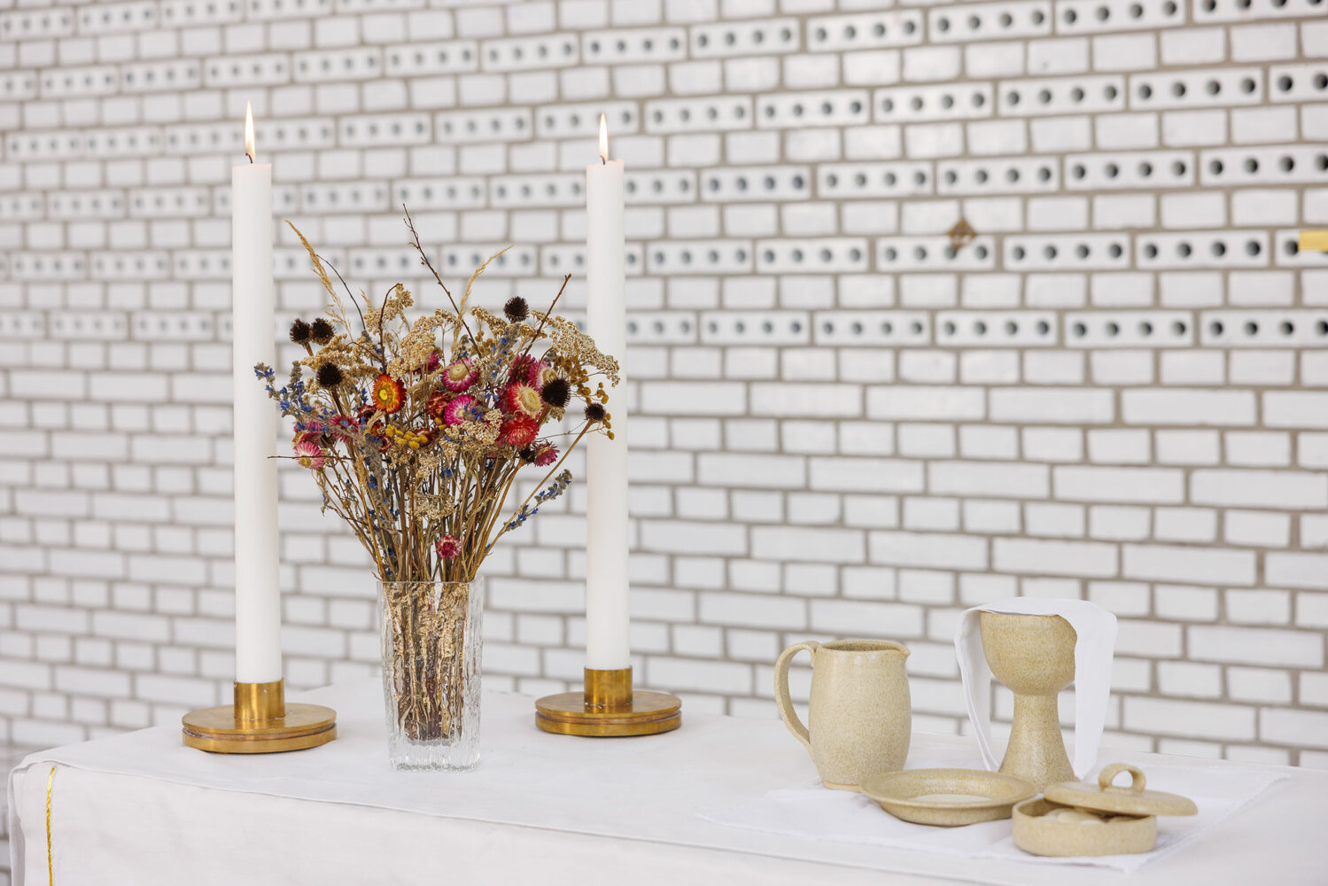 Blomster på ett altare i en kyrkobyggnad. | © Foto: Mikael M Johansson