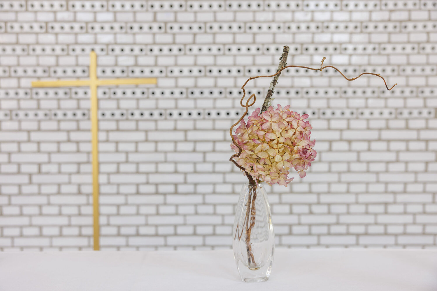Blomster på ett altare i en kyrkobyggnad. | © Foto: Mikael M Johansson