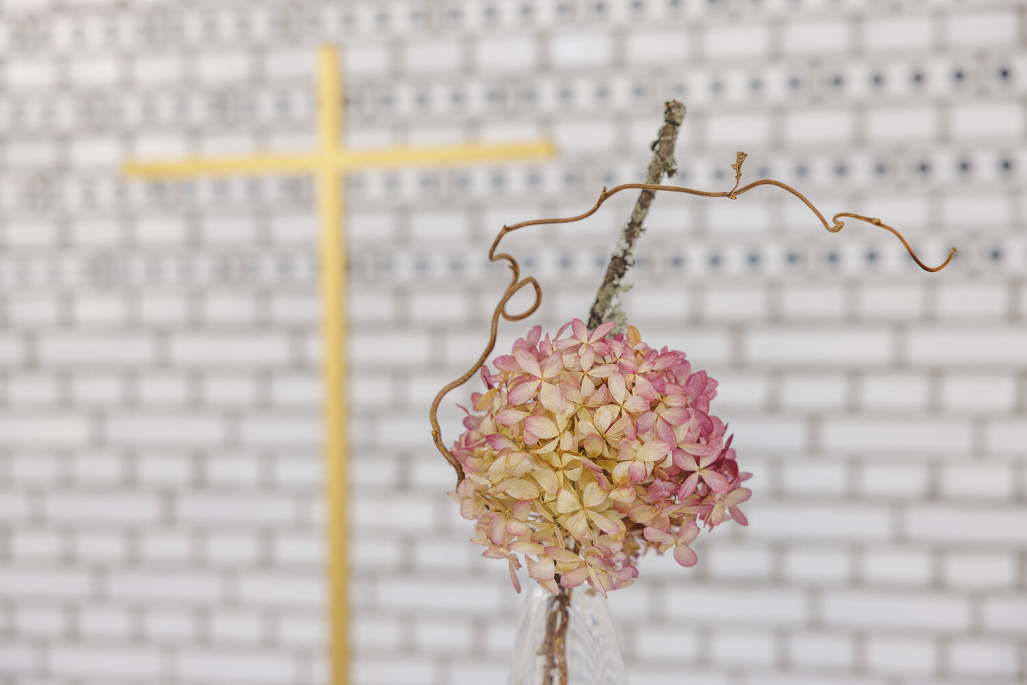 Blomster på ett altare i en kyrkobyggnad. | © Foto: Mikael M Johansson