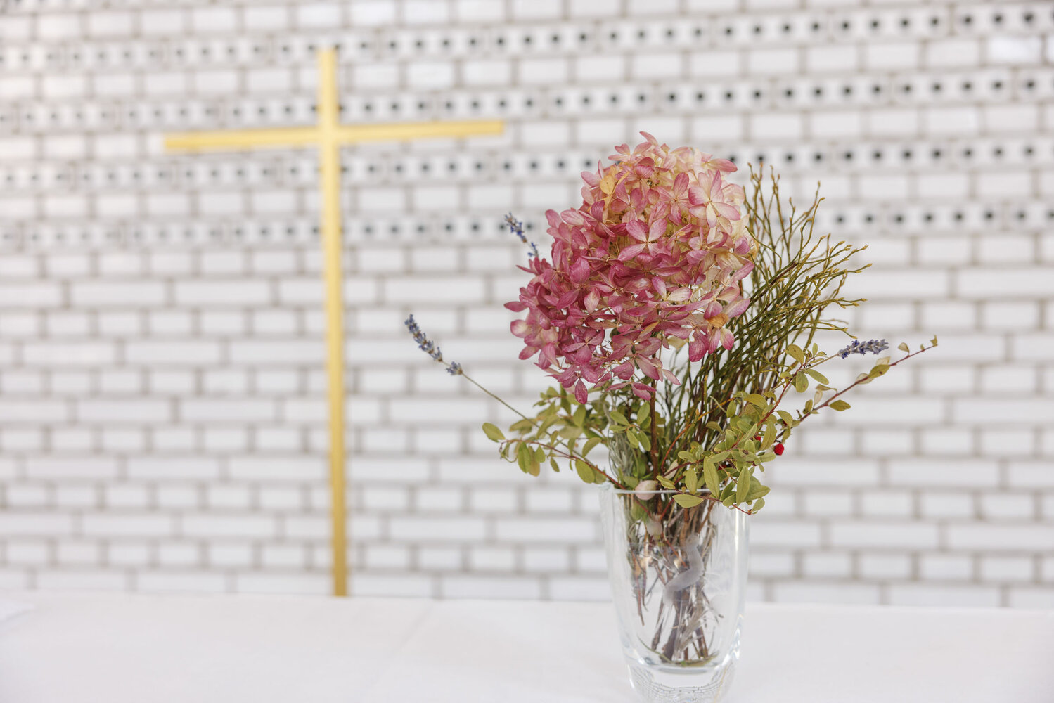 Blomster på ett altare i en kyrkobyggnad. | © Foto: Mikael M Johansson