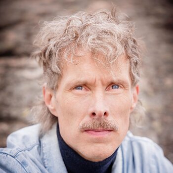 En man med grått lockigt hår | © Foto: Mikael M Johansson